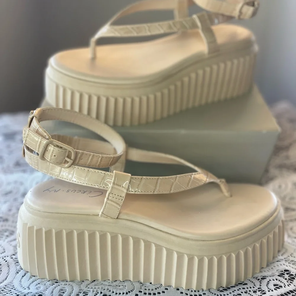 SALE Circus by Sam Edelman Women's Elana Platform
Sandal - Picture 4 of 7
